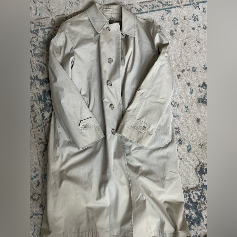 London Fog cream raincoat with button closure 
Size:42 Long